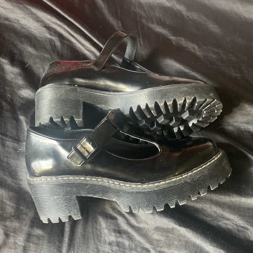 chunky shoes size 7 1/2, these shoes are so cute they just didn’t fit me right.